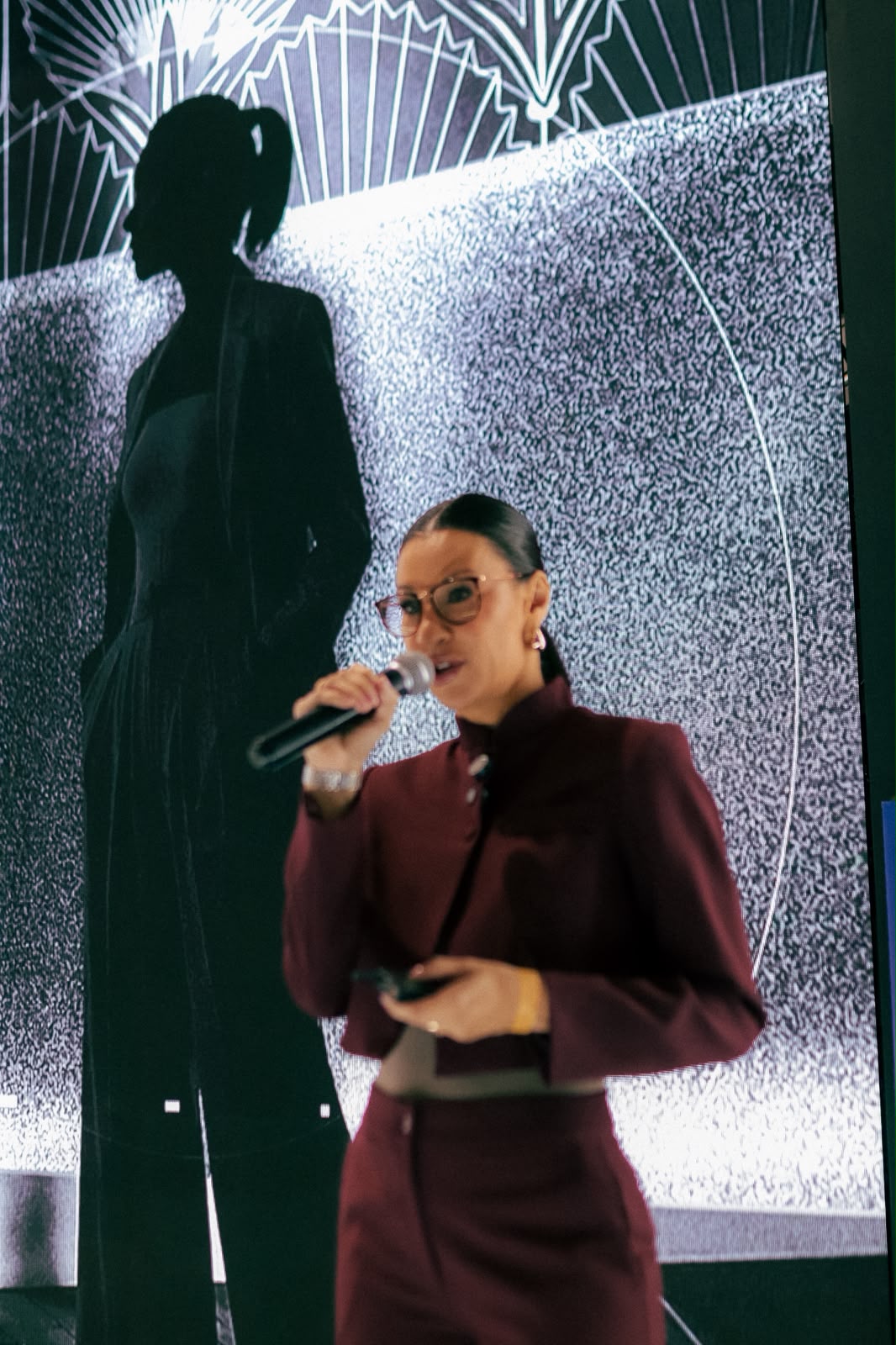 Joice no palco, no microfone