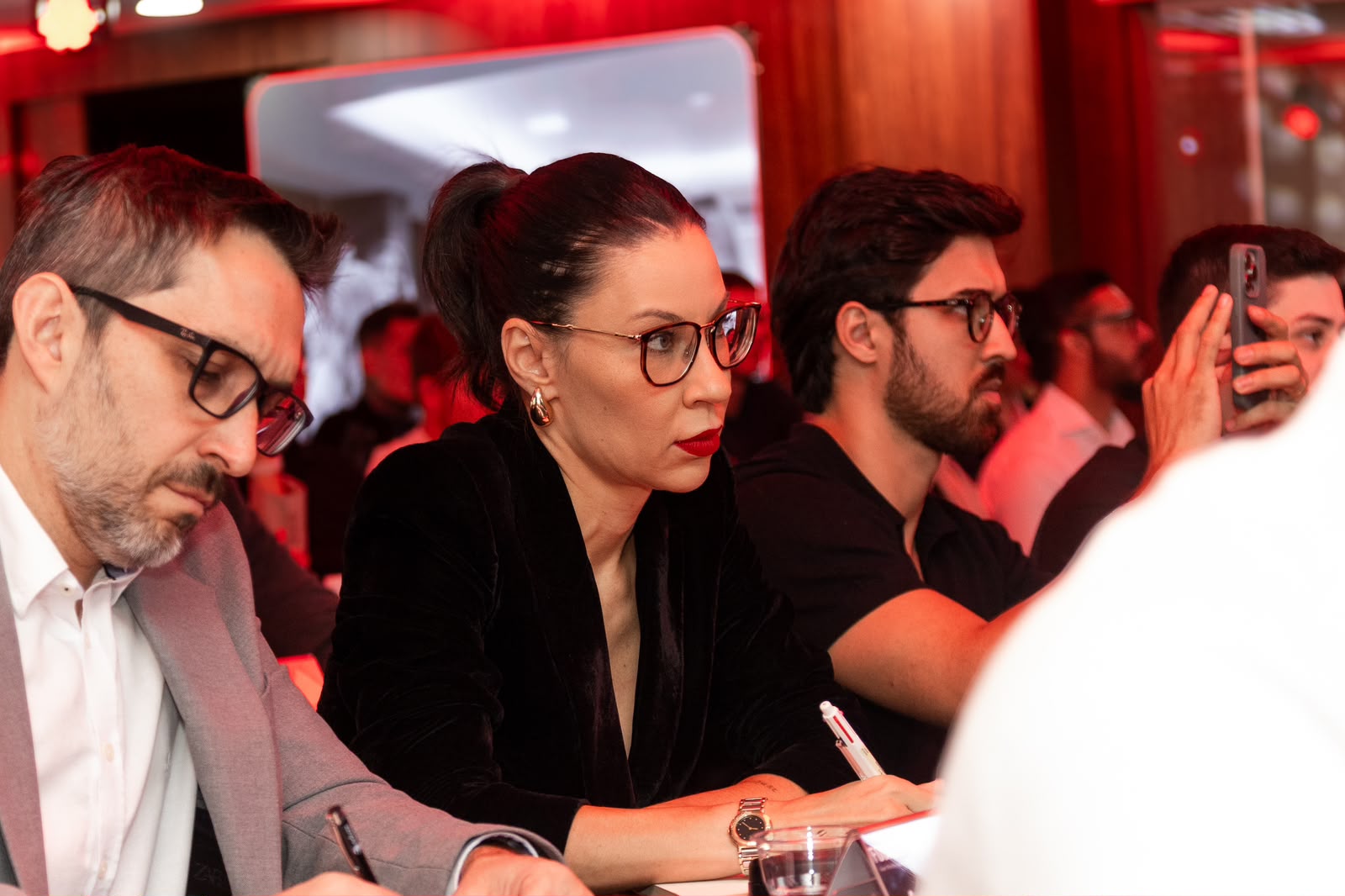 Joice em ambiente de evento tomando notas